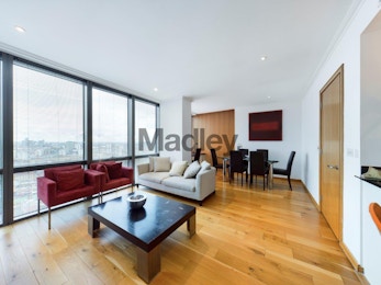22nd floor apartment laid out over 947 sq ft overlooking West India Quay & Canary Wharf